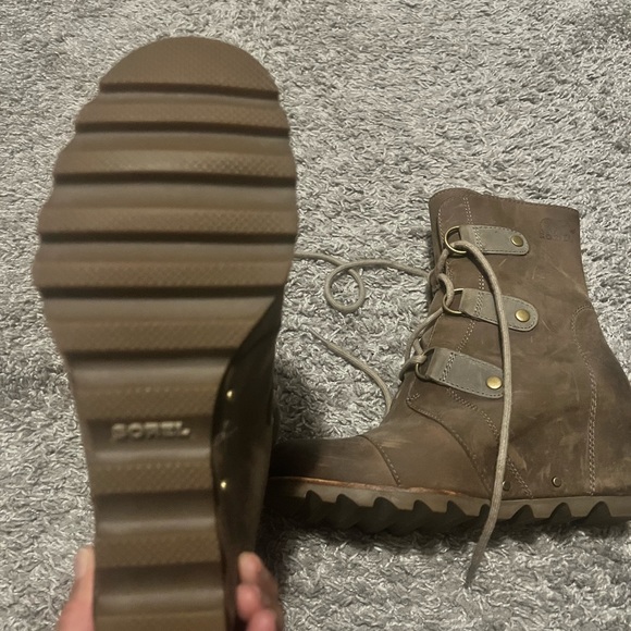 Sorel waterproof wedge boots! - Picture 4 of 6